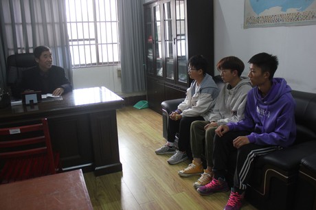 陈主任正与班干部了解班级宿舍的各项情况 2138acom太阳集团